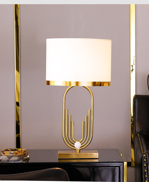 Lampe de Chevet Dorée Élégante : Luminosité et Style