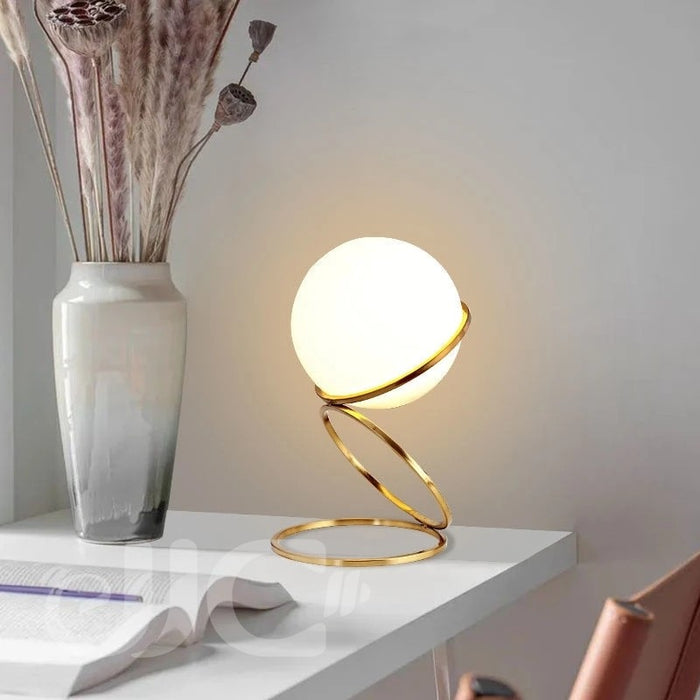 Lampe de Chevet Dorée Globe : Élégance et Luminosité pour votre Espace de Nuit