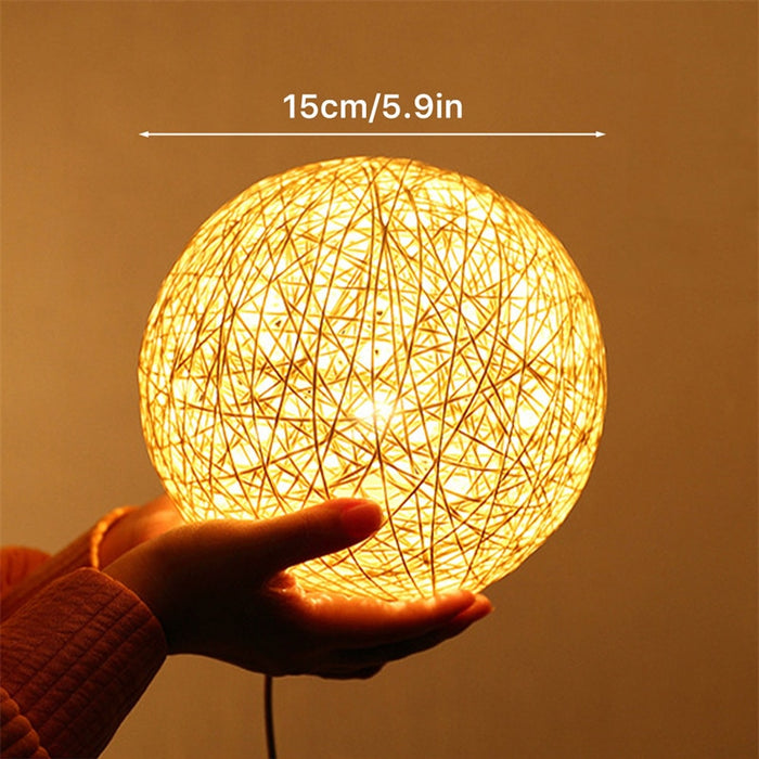 Lampe de Chevet Rotin Globe : Élégance Naturelle pour Votre Espace de Nuit