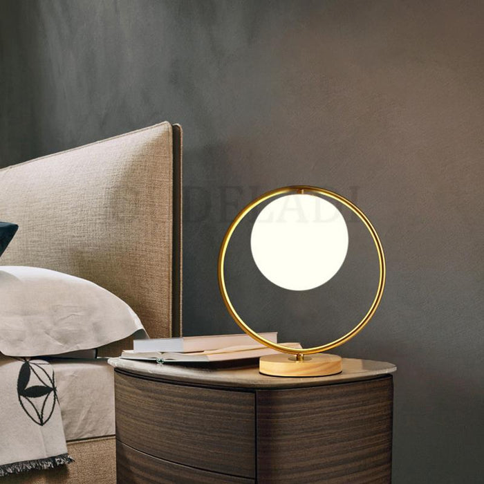 Lampe de Chevet Dorée Design : Éclat et Style