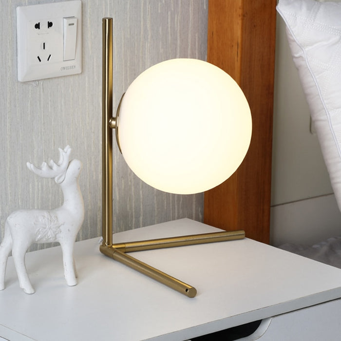 Lampe de Chevet Dorée Épurée : Simplicité et Élégance pour vos Nuits