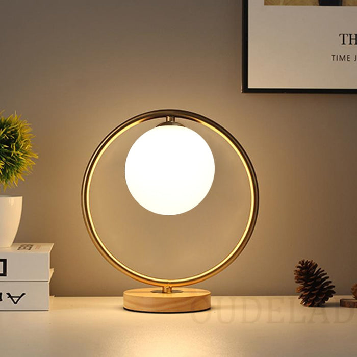 Lampe de Chevet Dorée Design : Éclat et Style