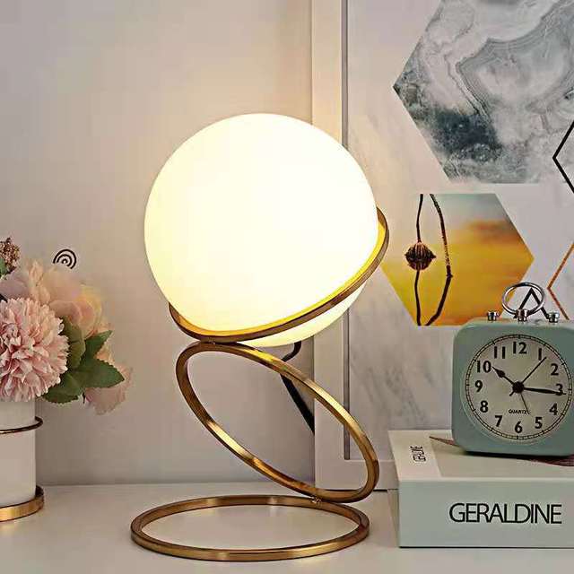 Lampe de Chevet Dorée Globe : Élégance et Luminosité pour votre Espace de Nuit