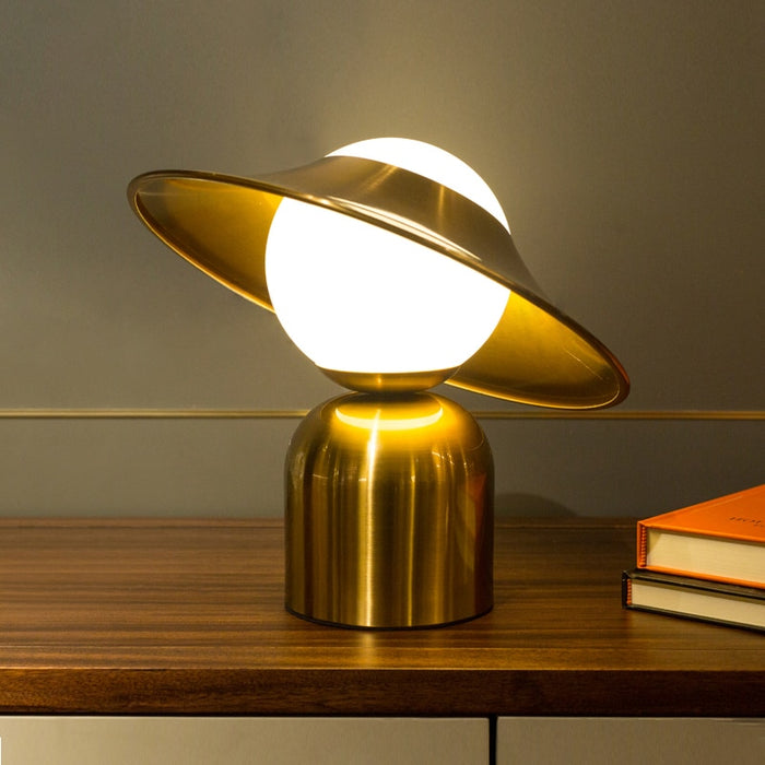 Lampe de Chevet Dorée avec Chapeau : Élégance et Originalité pour vos Nuits