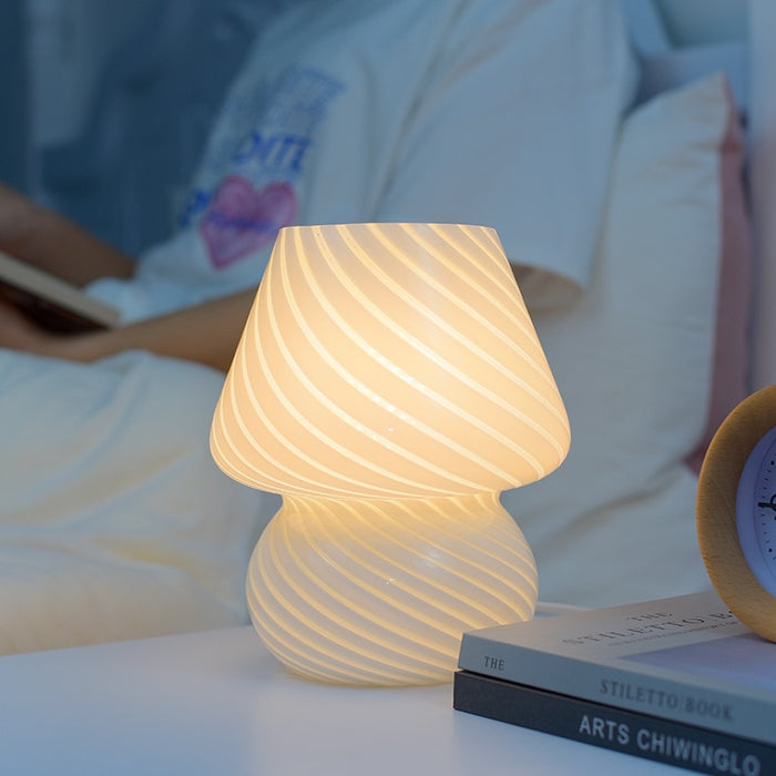 Lampe de Chevet Blanche Verre 8x18 CM : Élégance et Luminosité pour Sublimer Votre Espace de Nuit