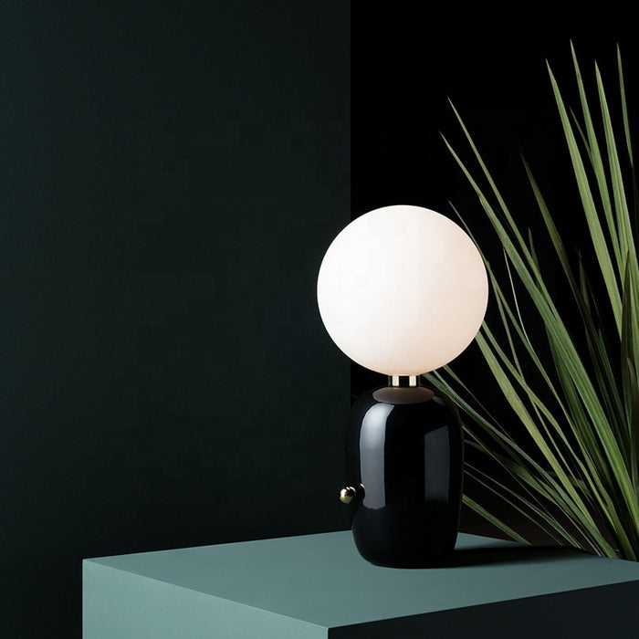 Lampe de Chevet Dorée Minimaliste : Une Touche de Raffinement Moderne